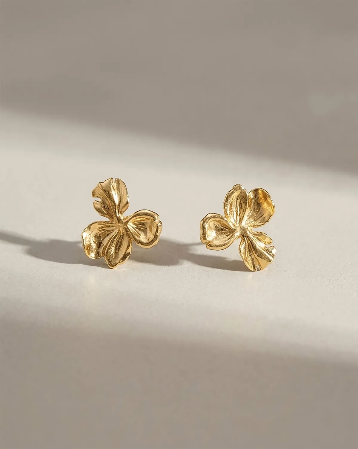 Elise Tsikis Nemesis Small boucles d'oreilles or jaune