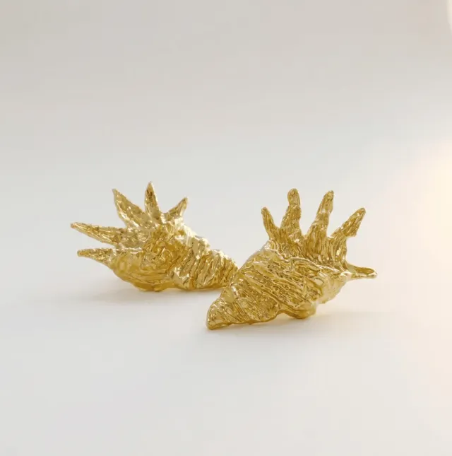 Elise Tsikis boucles d'oreilles Ella coquillage doré