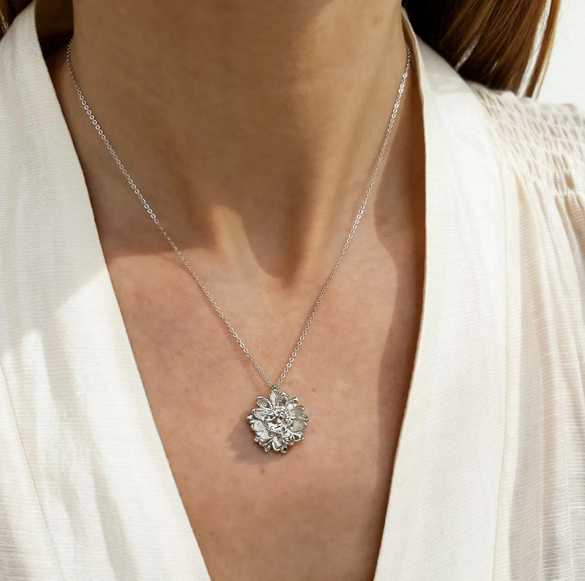 Elise Tsikis Oydes collier fleur or jaune