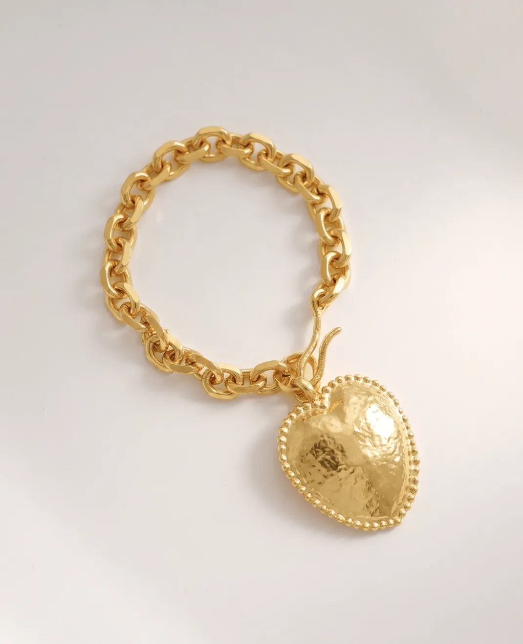 Elise Tsikis Canaio bracelet doré cœur martelé