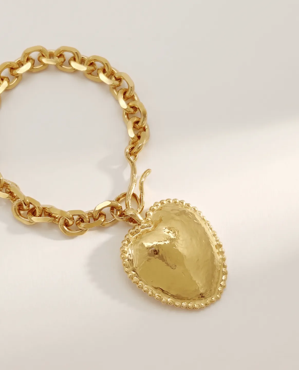 Elise Tsikis Canaio bracelet doré cœur martelé