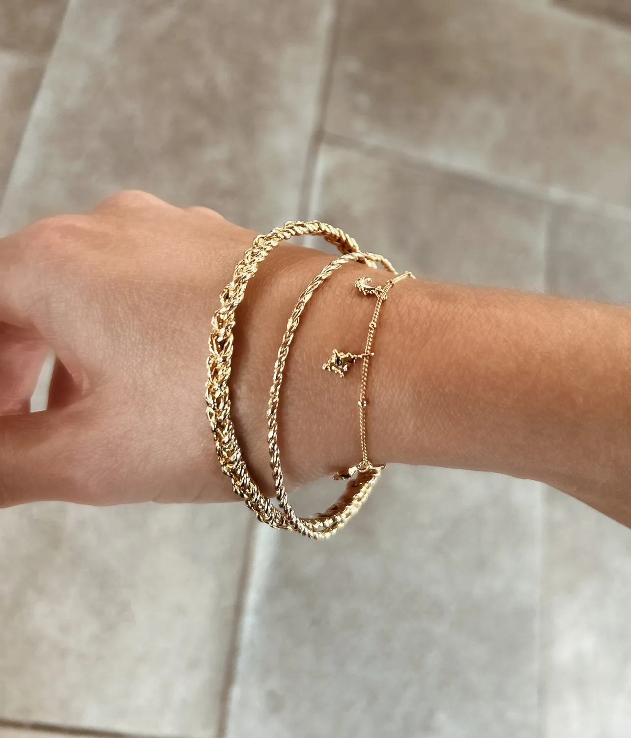 Elise Tsikis Rosa Small bracelet jonc or jaune torsadé