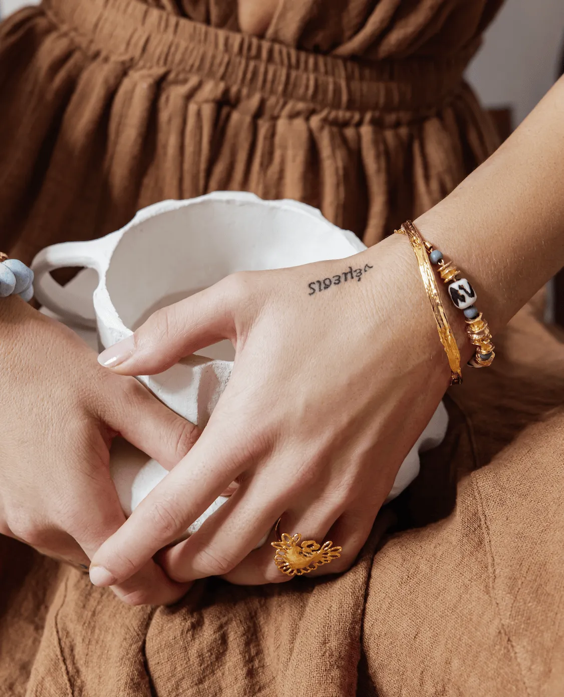 Elise Tsikis Eleftheria Zarakes bracelet doré perles noires