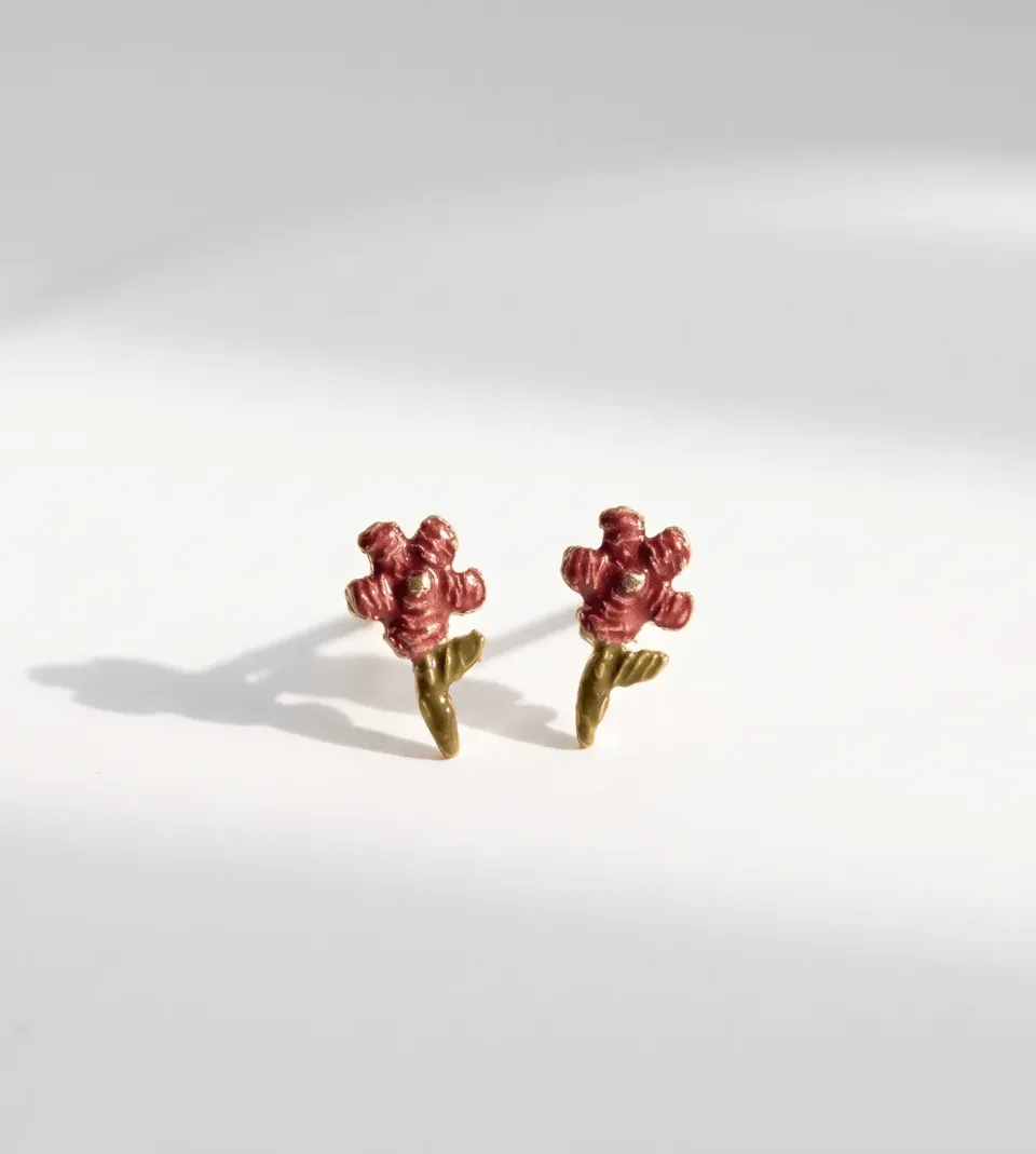 Elise Tsikis Melis boucles d’oreilles fleur grenat