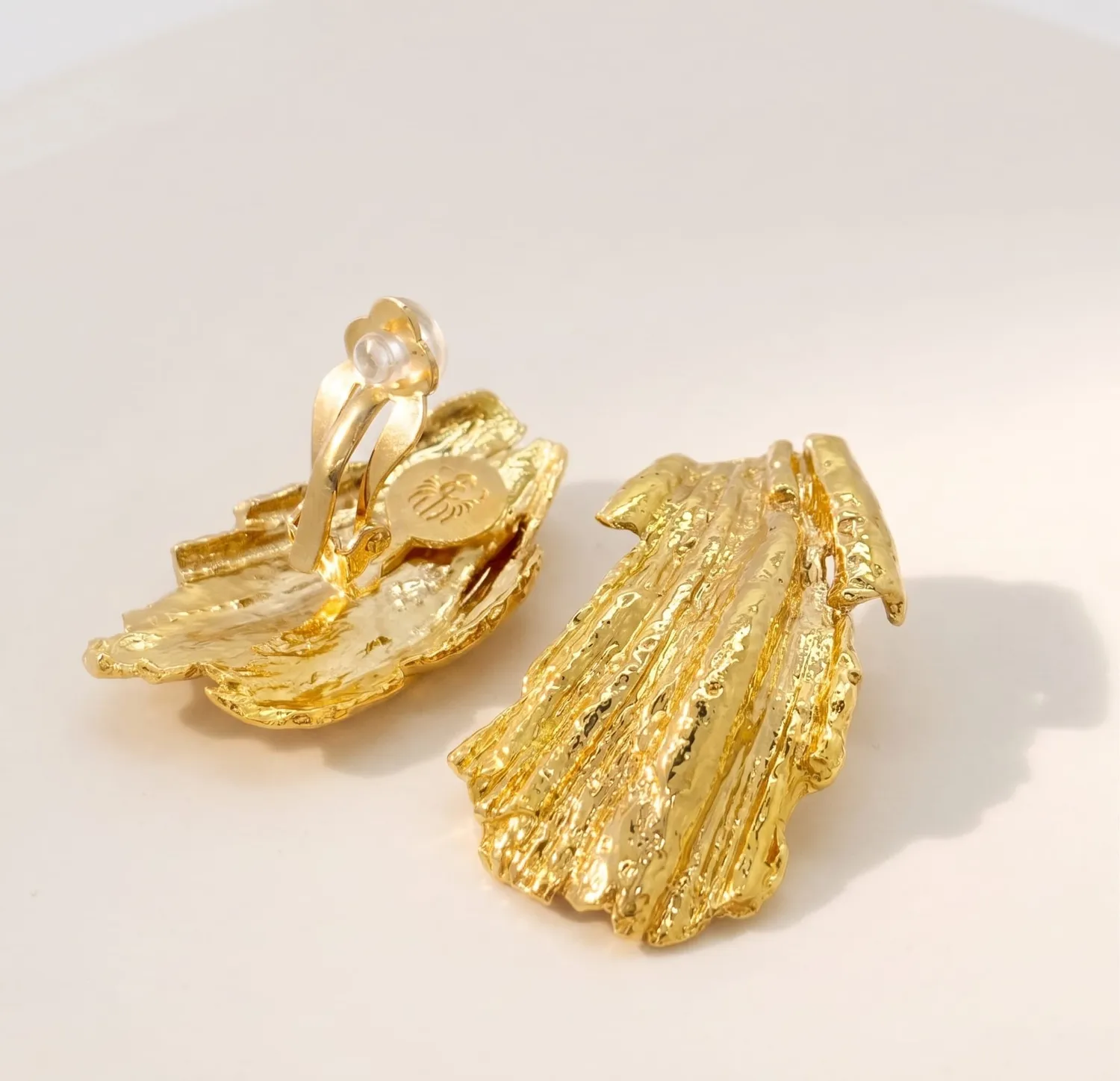 Elise Tsikis Helios Gaia boucles d'oreilles or coquillage