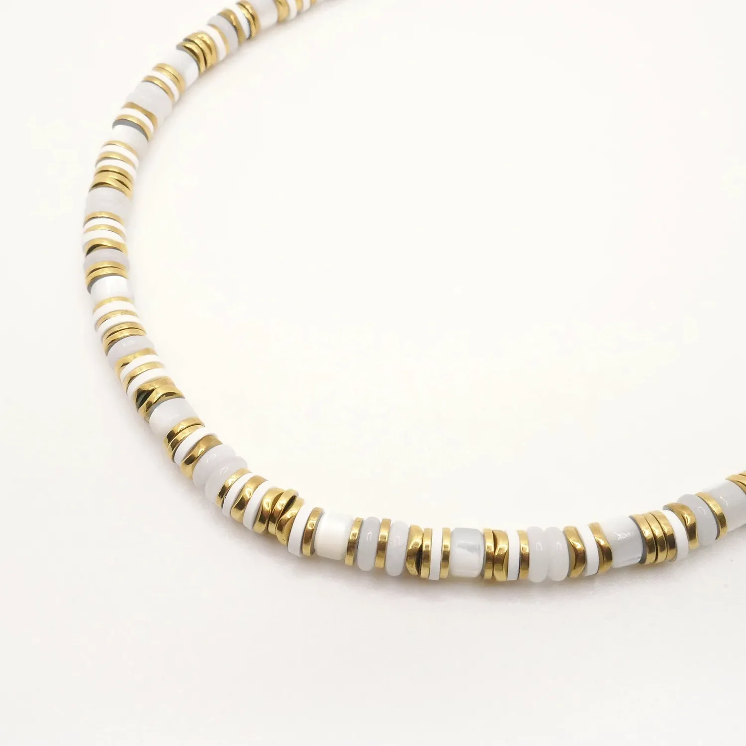 Cloralys Elwood collier heishi blanc et doré 37 cm