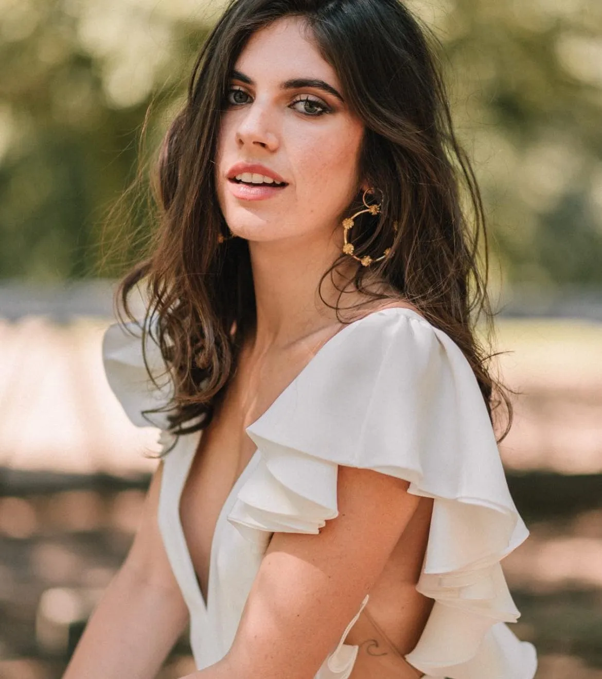 Elise Tsikis Marguerite Large boucles d'oreilles dorées