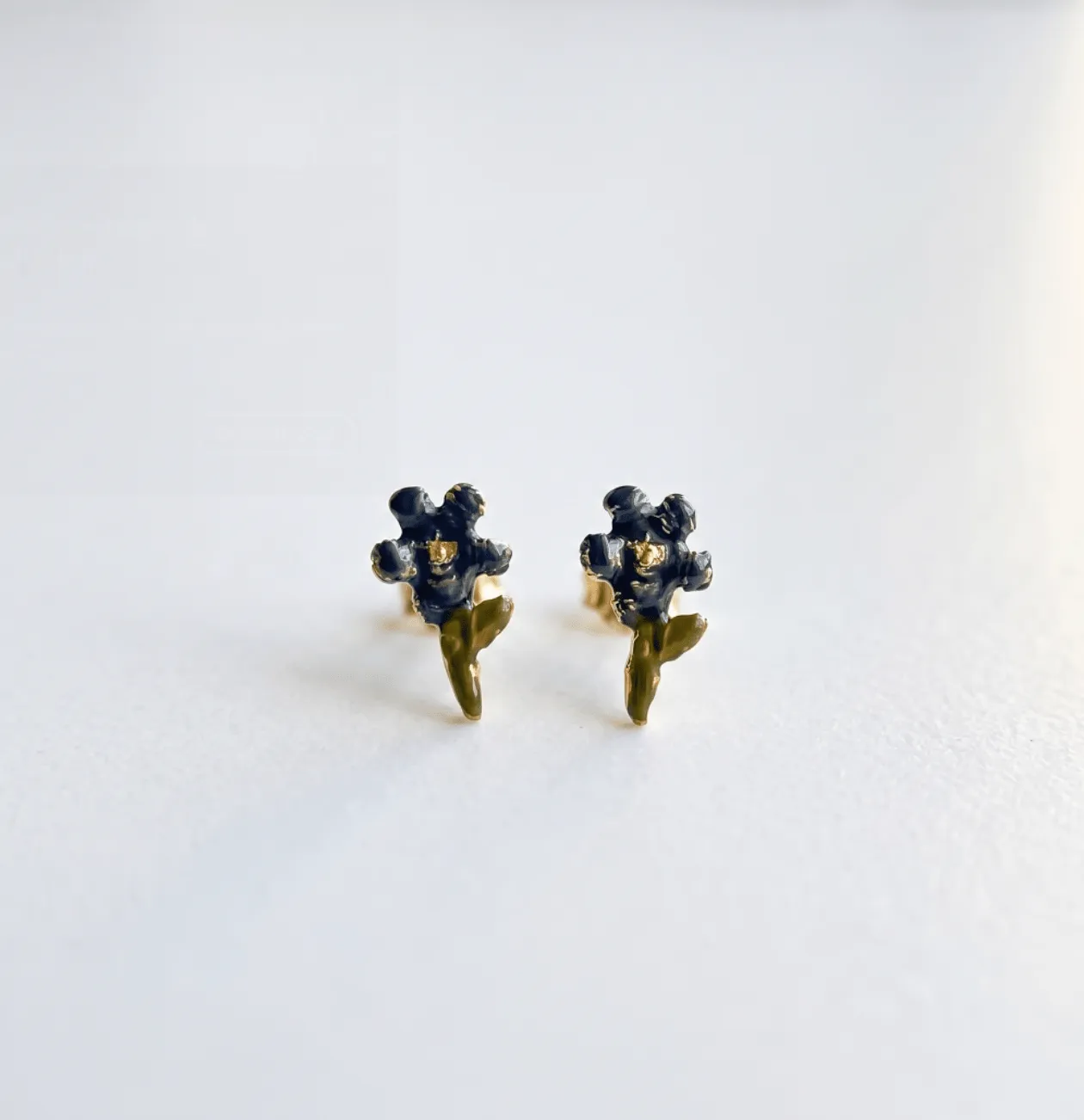 Elise Tsikis Melis boucles d’oreilles fleur grenat