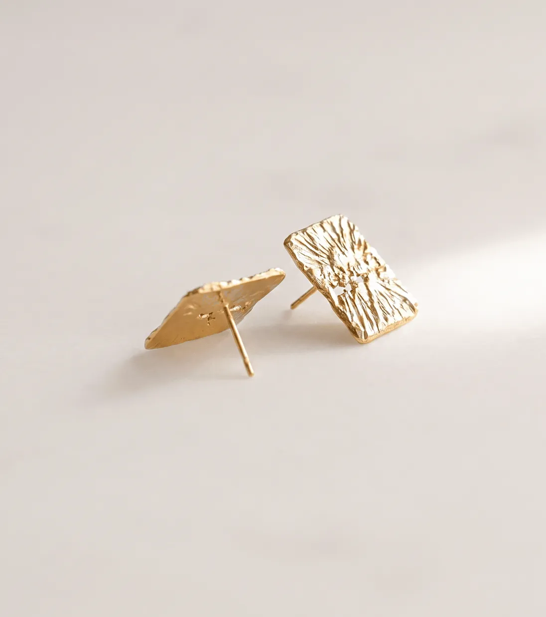 Elise Tsikis Xapa boucles d'oreilles dorées gravées