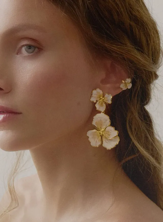 Elise Tsikis Thalie boucles d’oreilles fleurs émail blanc