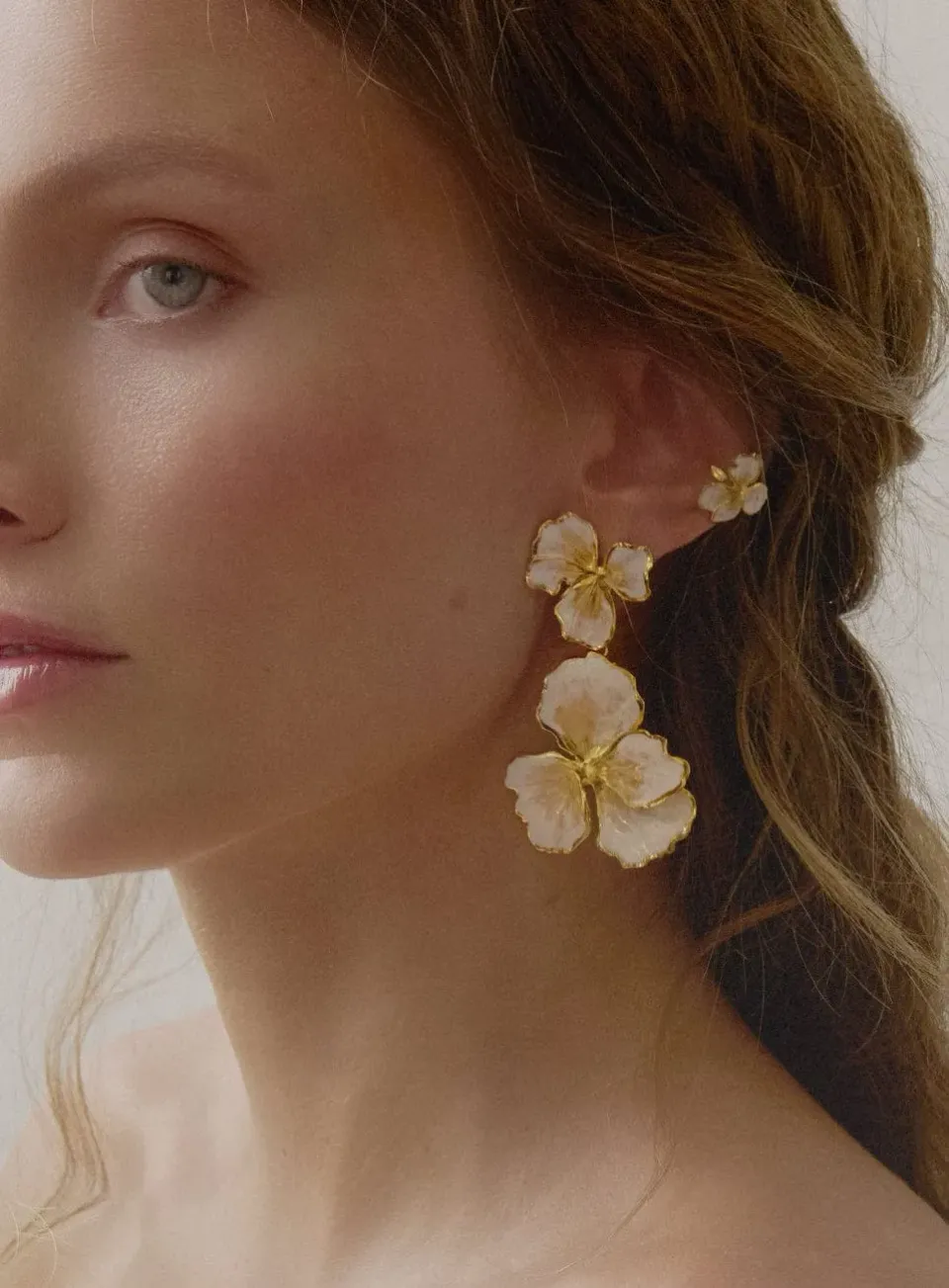 Elise Tsikis Thalie boucles d’oreilles fleurs émail blanc