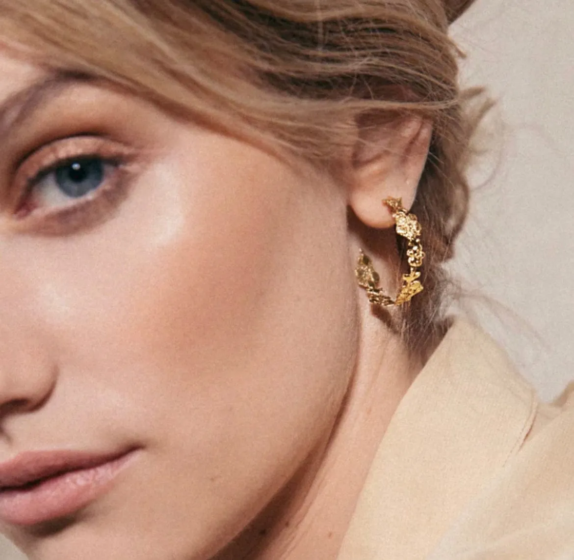 Elise Tsikis Galeo créoles boucles d'oreilles or jaune fleurs