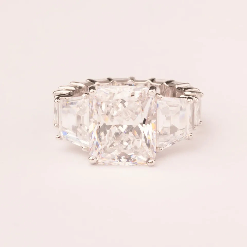Ultima Edizione Baguette bague solitaire rectangulaire