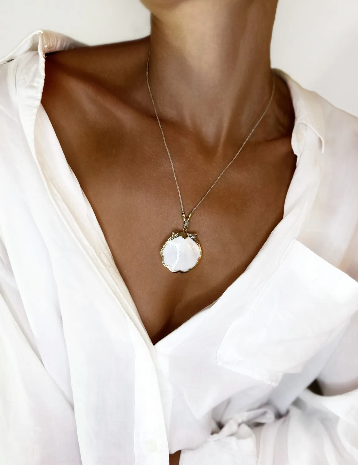 Elise Tsikis Paxi collier coquillage cordon 50 cm