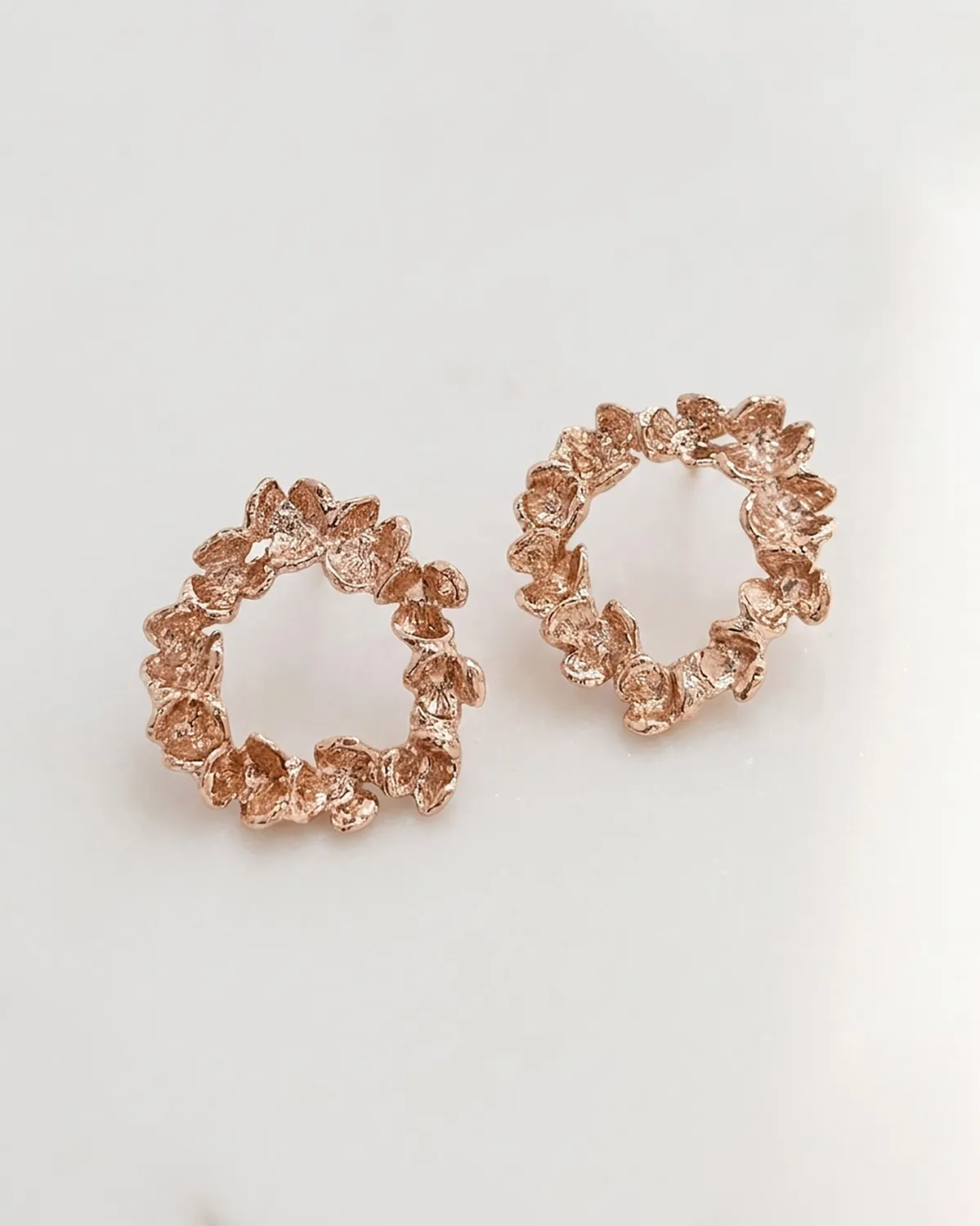 Elise Tsikis Elbe boucles d’oreilles or jaune relief fleur