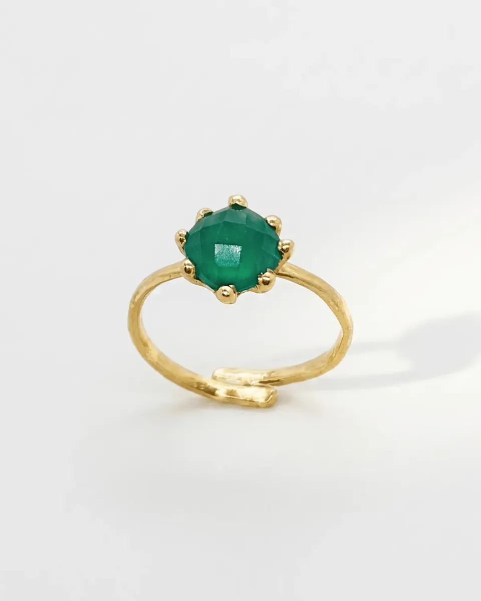 Elise Tsikis Bonati bague pierre sertie dorée