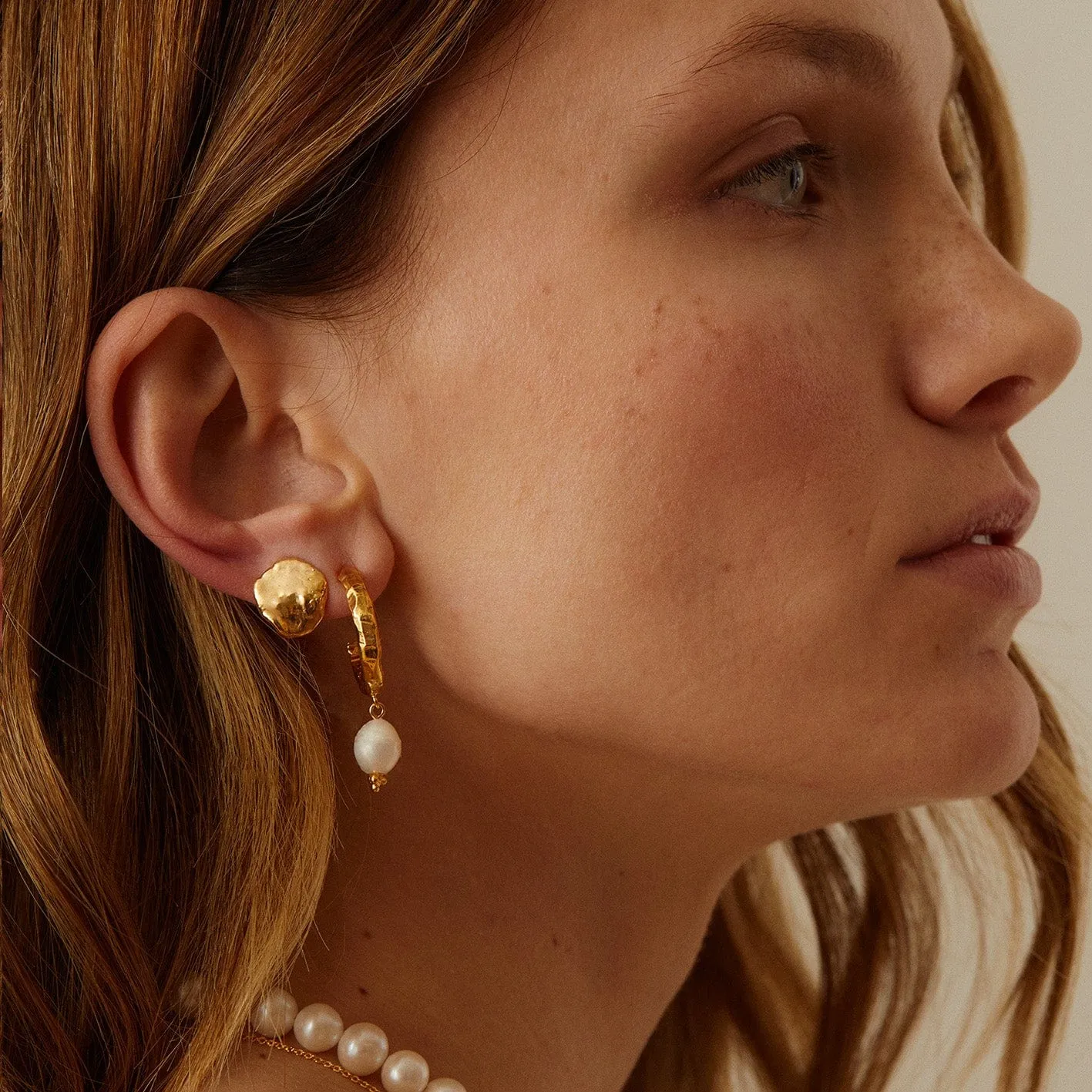 Elise Tsikis Amani boucles d’oreilles créoles perle d’eau douce