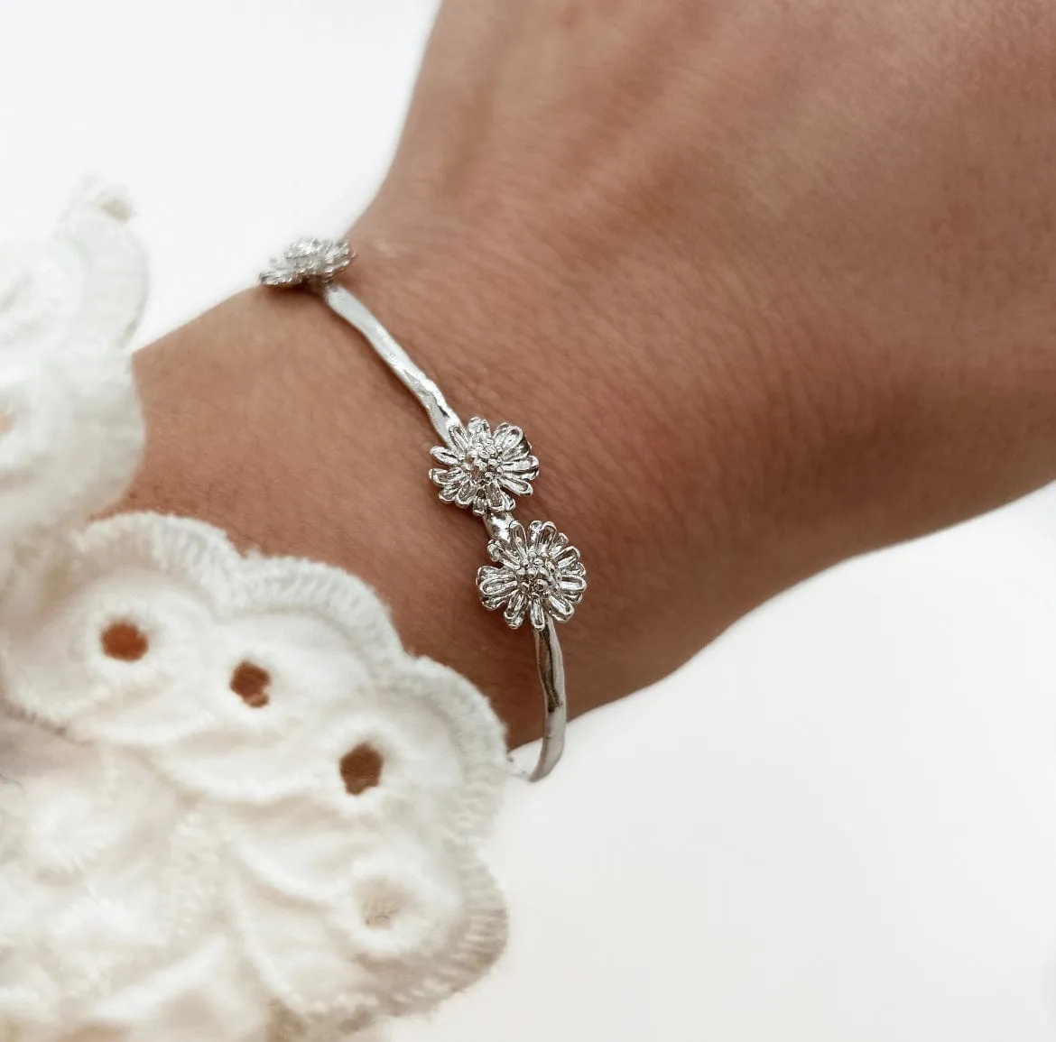 Elise Tsikis Marguerite bracelet jonc or jaune