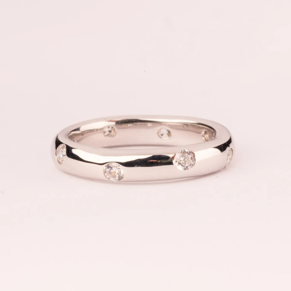 Ultima Edizione alliance lisse zircons blancs bague