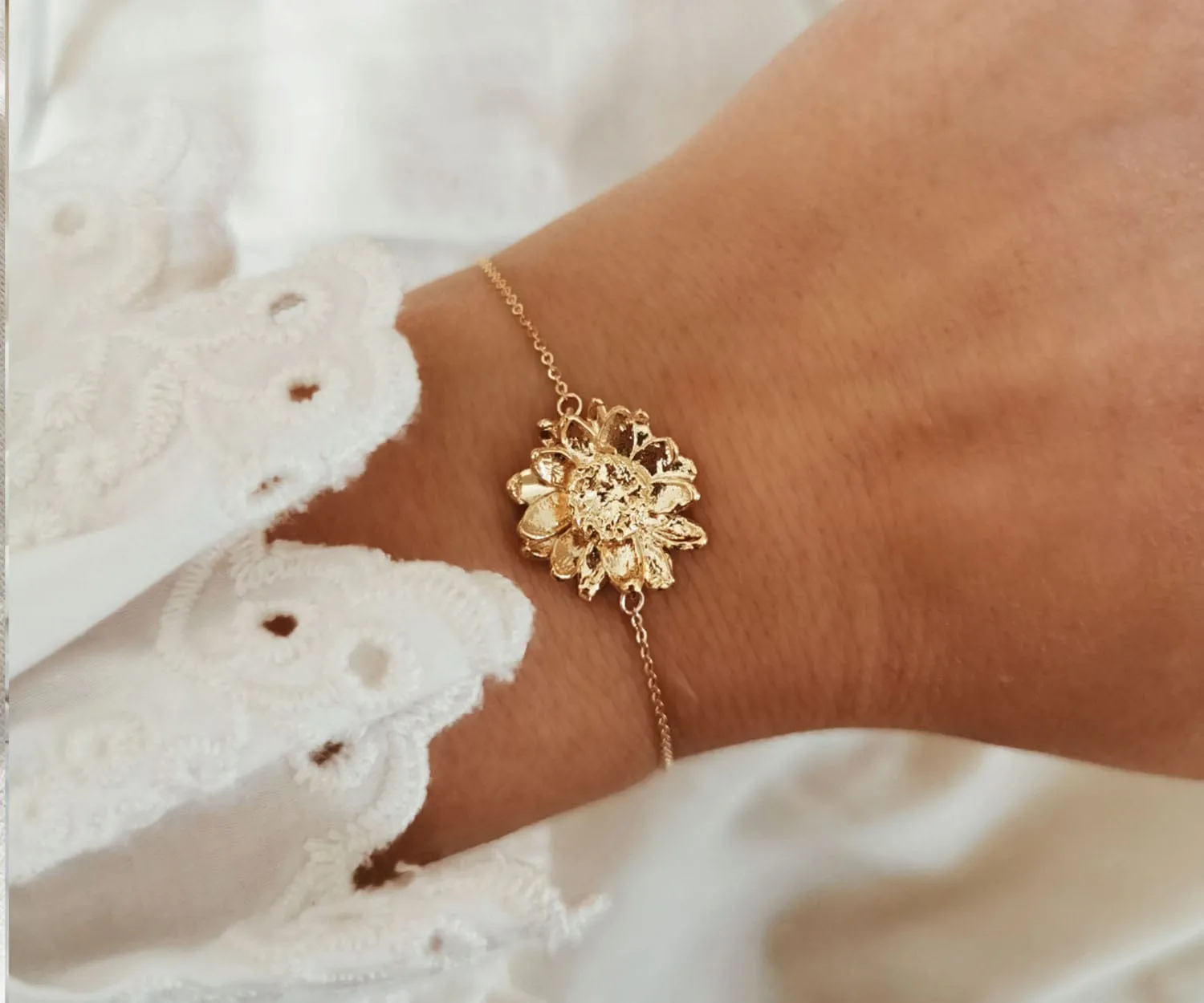 Elise Tsikis Gordese bracelet fleur or jaune 17,5 cm