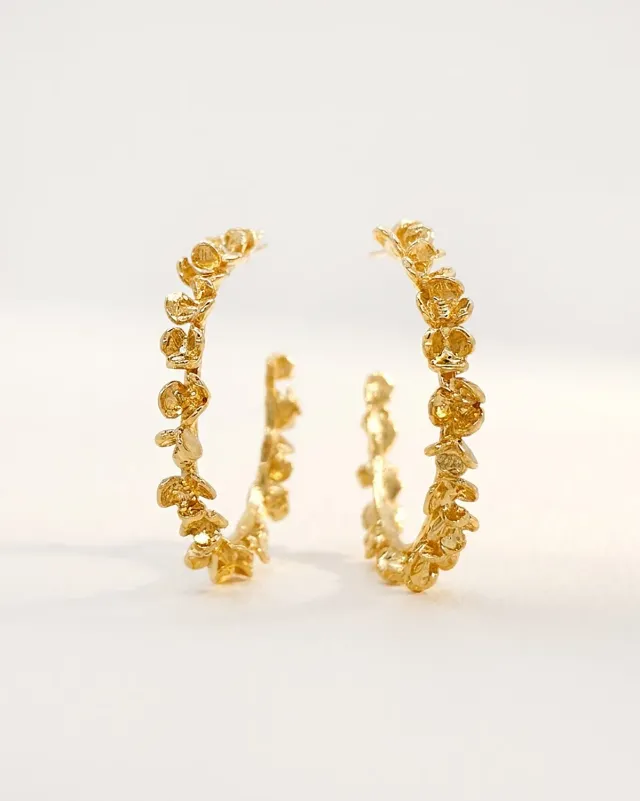 Elise Tsikis Racine créoles boucles d'oreilles or jaune relief fleuri