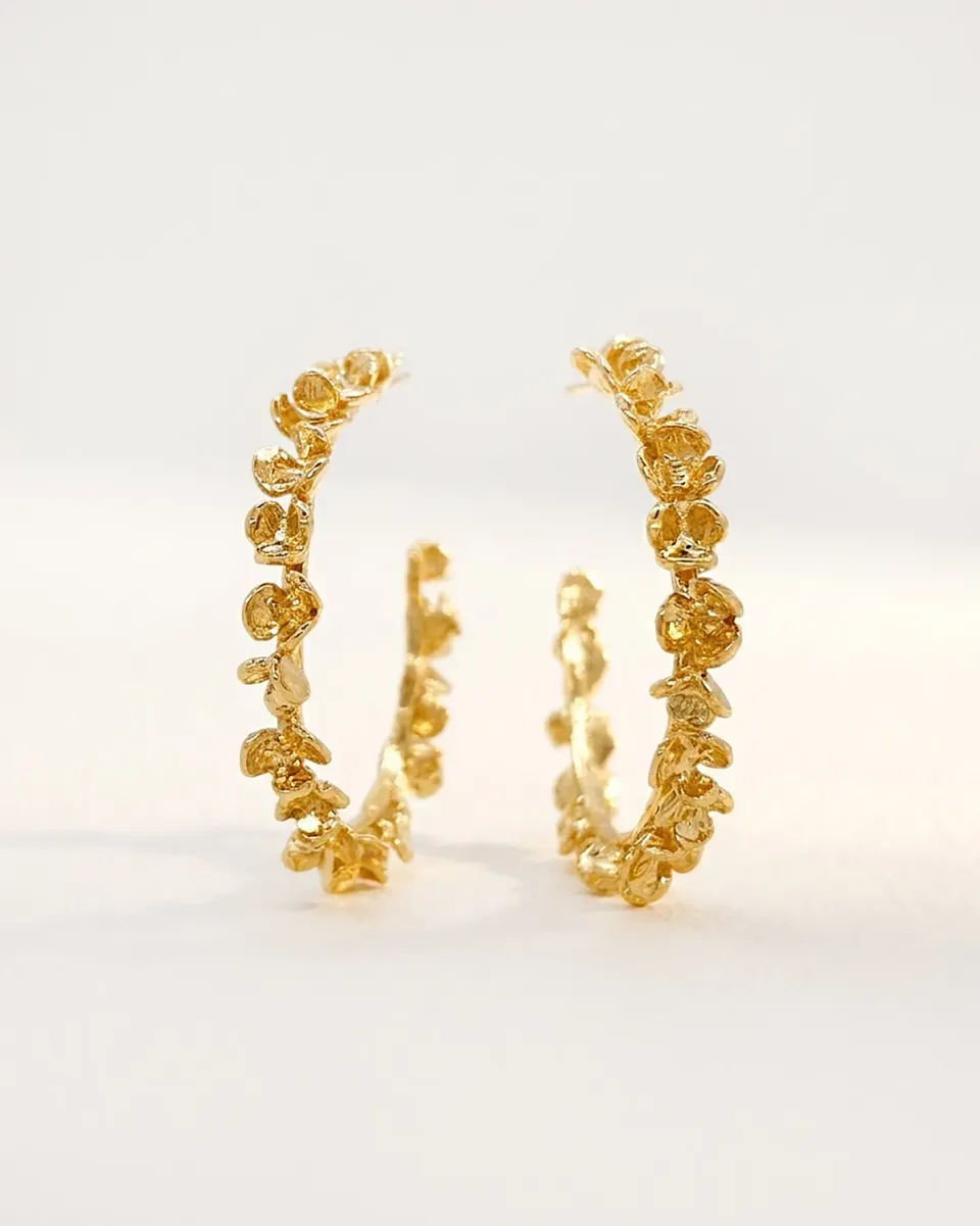 Elise Tsikis Racine créoles boucles d'oreilles or jaune relief fleuri