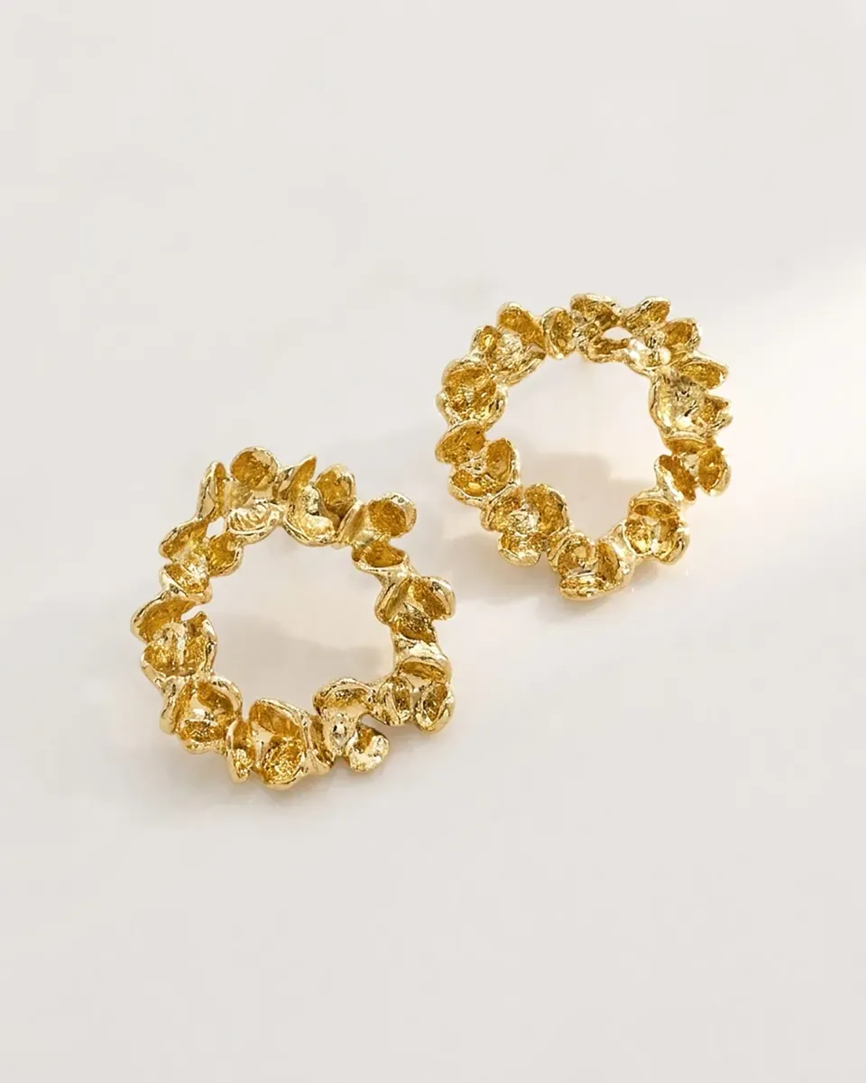 Elise Tsikis Elbe boucles d’oreilles or jaune relief fleur