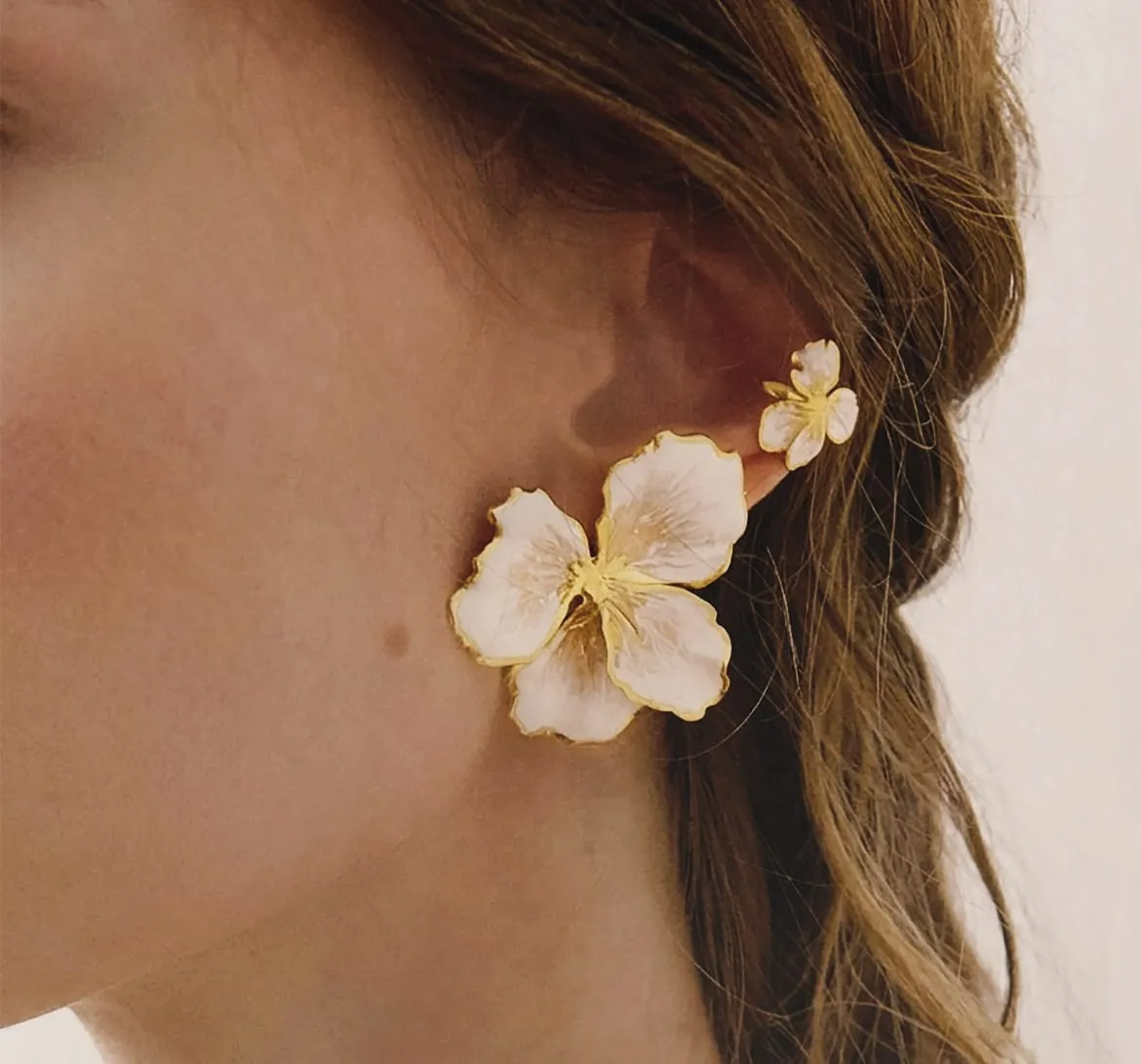 Elise Tsikis Némésis Medium boucles d'oreilles émaillées doré