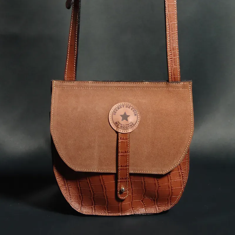 Secret de Cuir Besace camel sac bandoulière rabat daim
