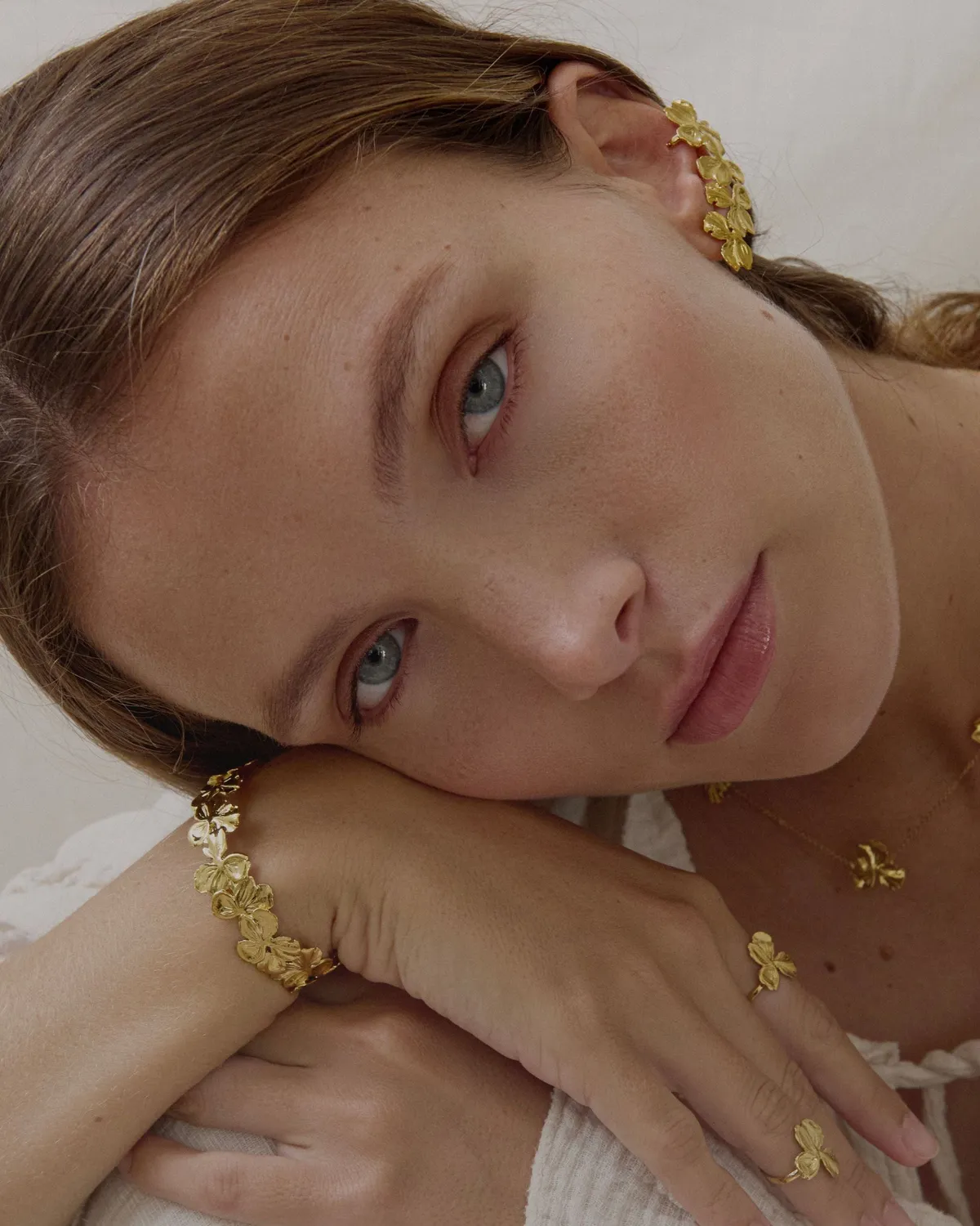 Elise Tsikis Fara earcuff fleurs doré
