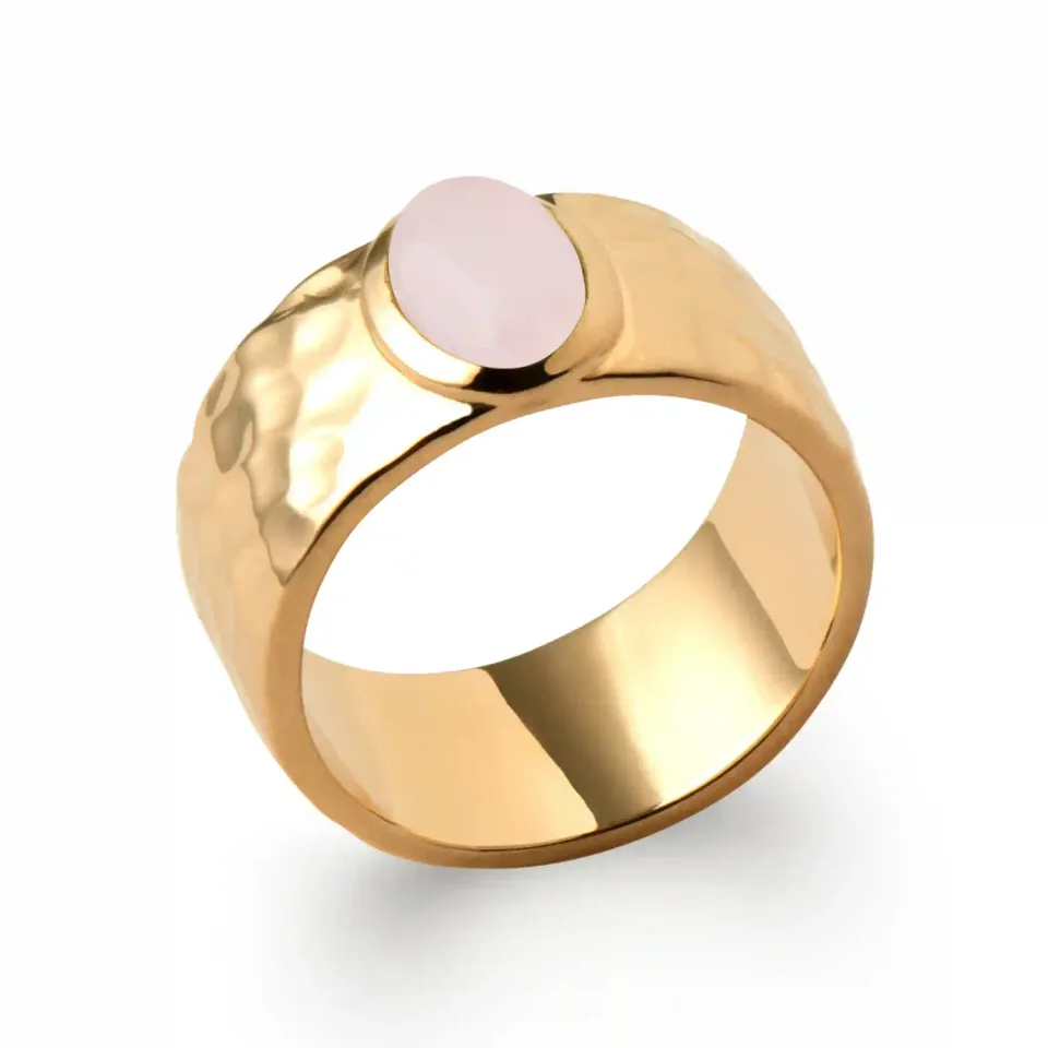 Oriana France bague martelée plaqué or quartz rose