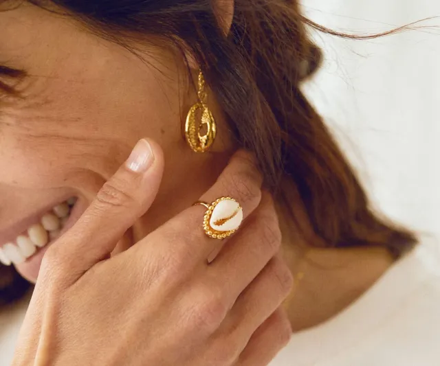 Elise Tsikis Liosa bague coquillage blanc ajustable