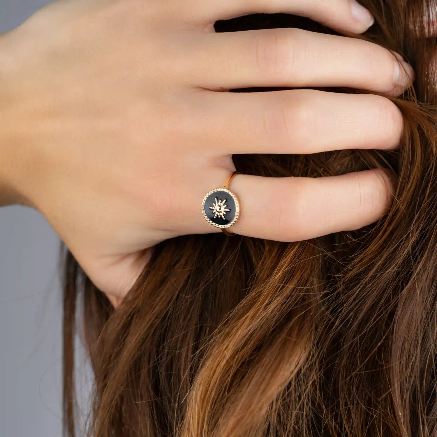 Oriana France bague soleil laque noire plaqué or perlée