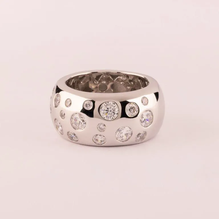 Ultima Edizione bague large fascia zircons blancs