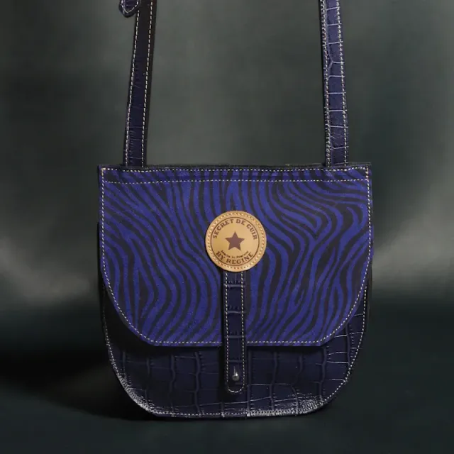 Secret de Cuir Besace marine rabat zèbre cuir 18 cm