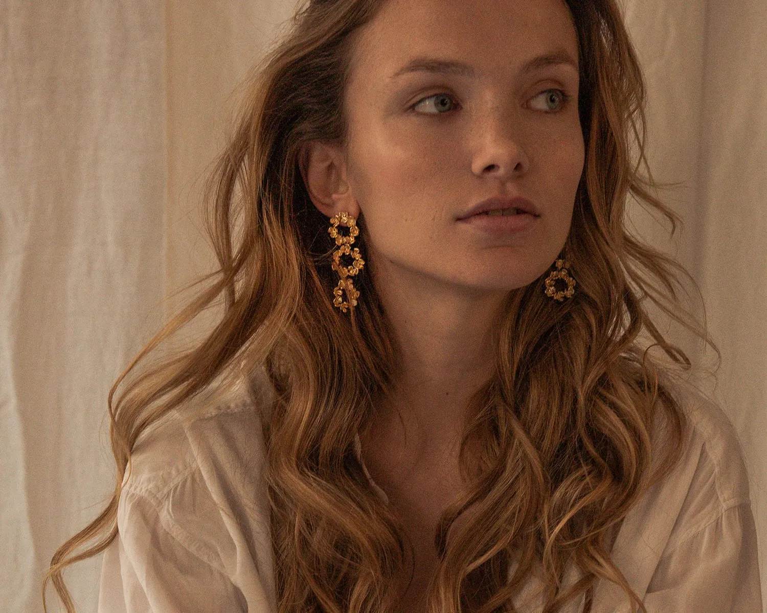 Elise Tsikis Valtica boucles d’oreilles pendantes doré 6 cm