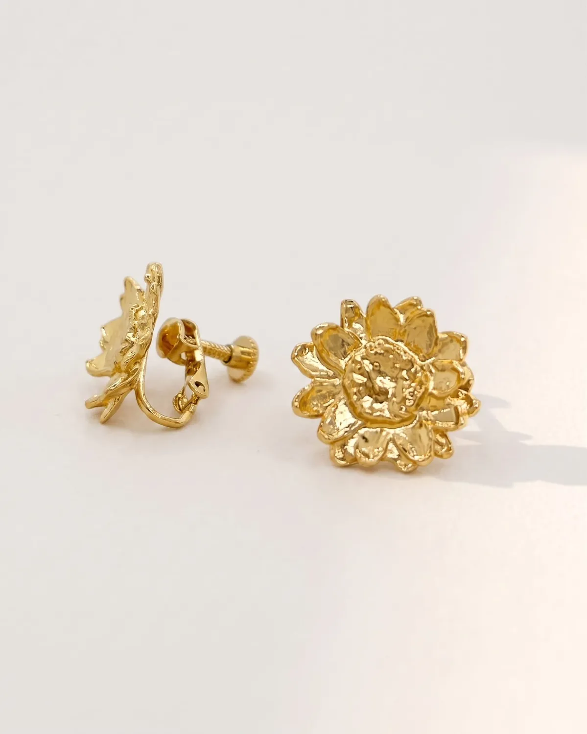 Elise Tsikis Velenne boucles fleur or jaune percées