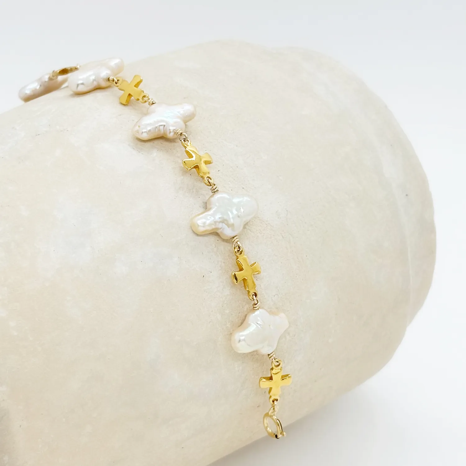 Elise Tsikis Nysa bracelet perle croix doré 16,5 cm