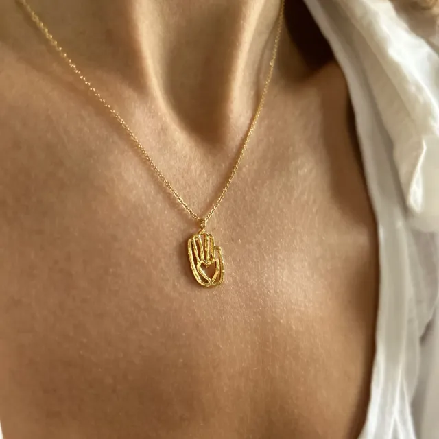 Elise Tsikis Proteccion collier main doré