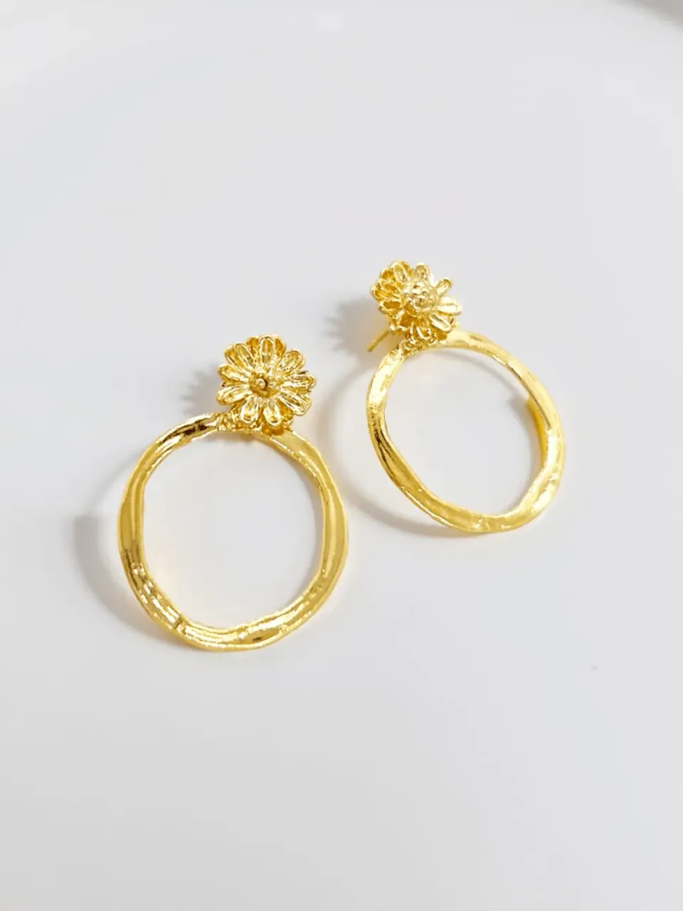Elise Tsikis Jardin Marguerite Medium boucles d’oreilles or jaune