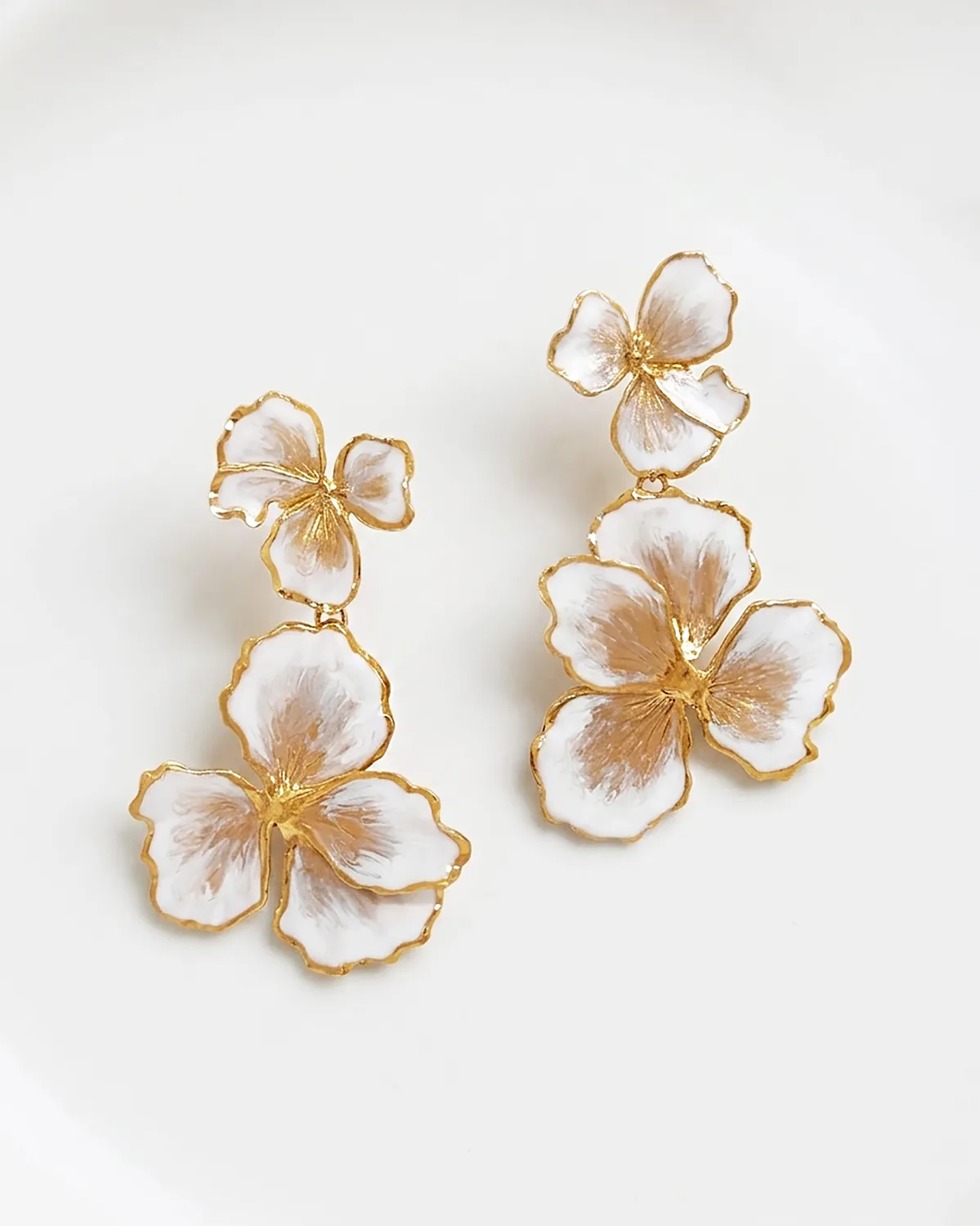 Elise Tsikis Thalie boucles d’oreilles fleurs émail blanc