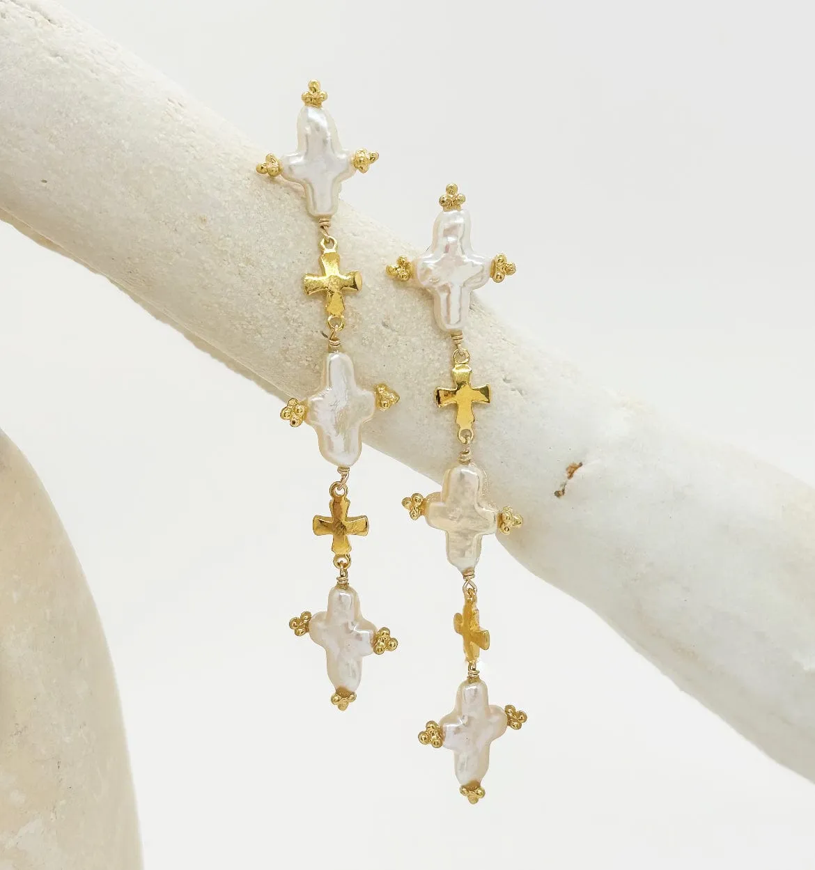 Elise Tsikis Hellenica boucles d'oreilles croix perles 8 cm