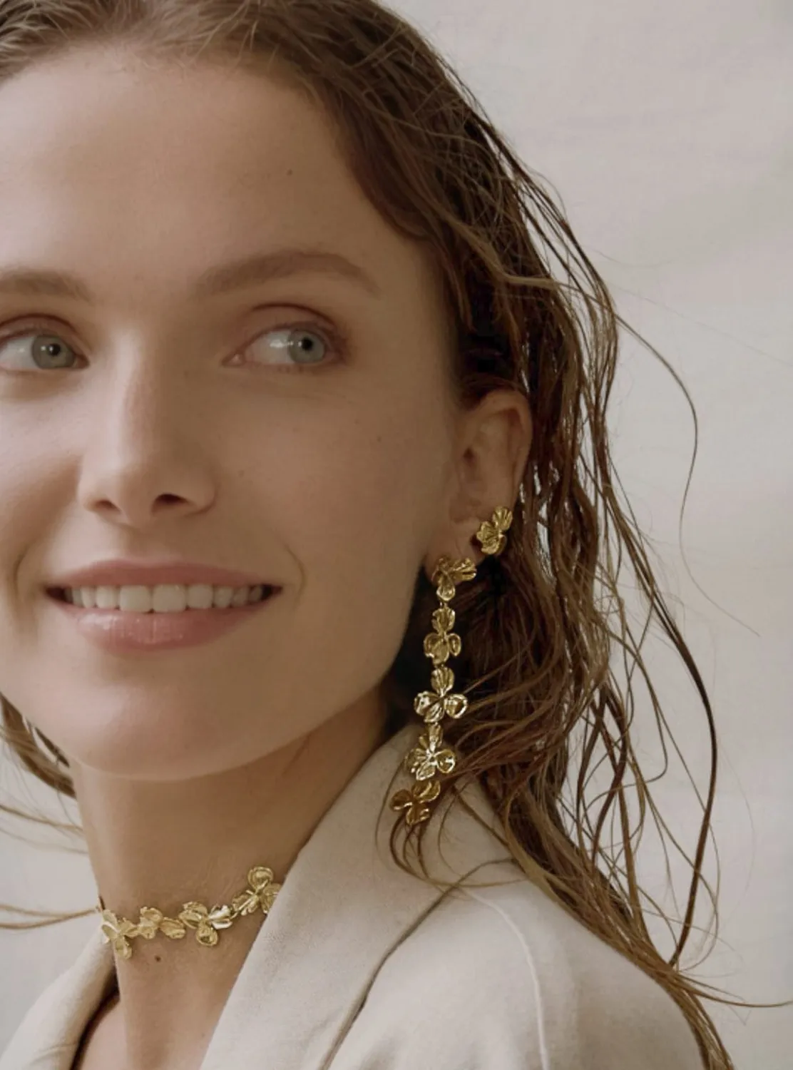 Elise Tsikis Némésis Myli earcuff fleur doré