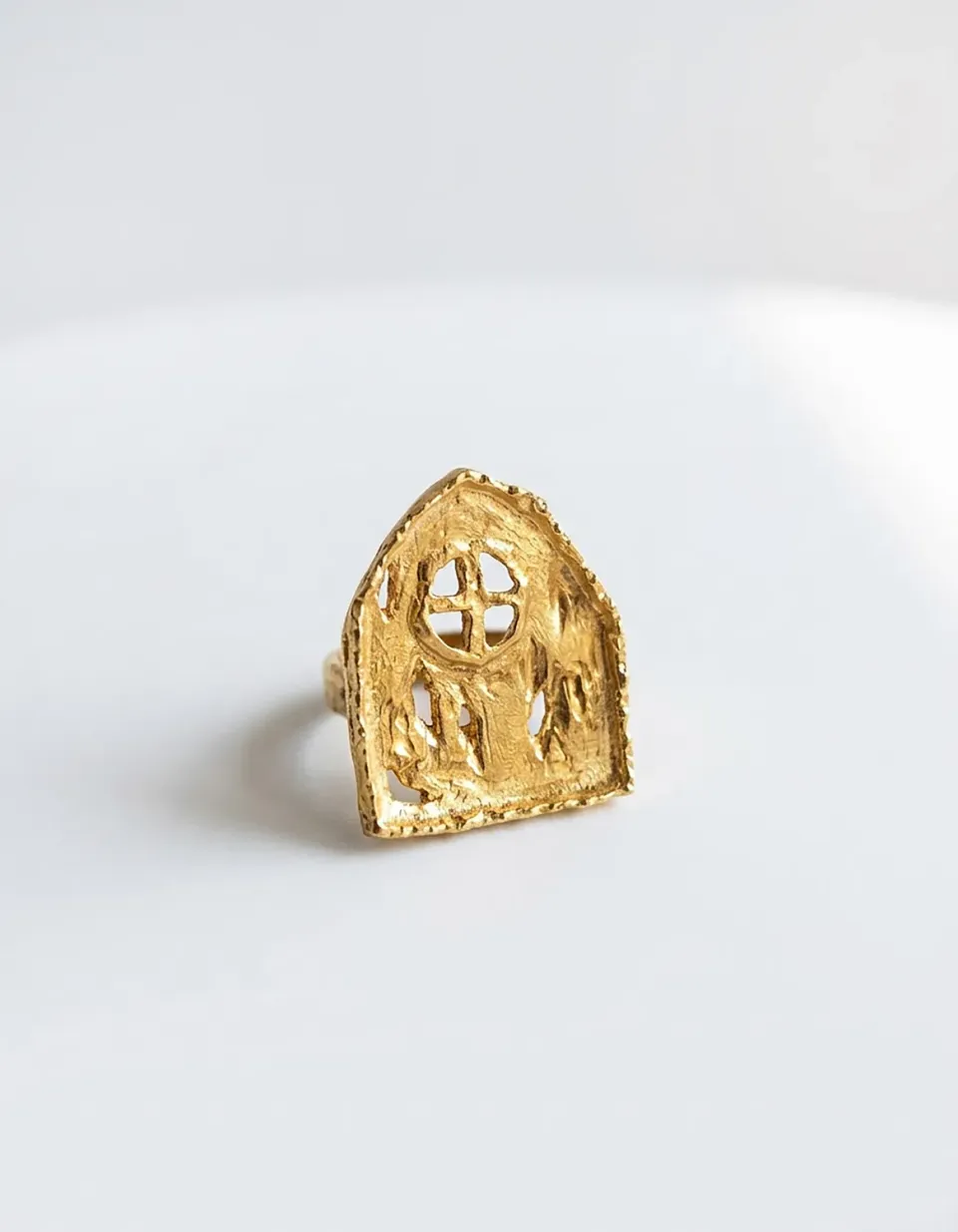 Elise Tsikis Emborio bague maison dorée réglable