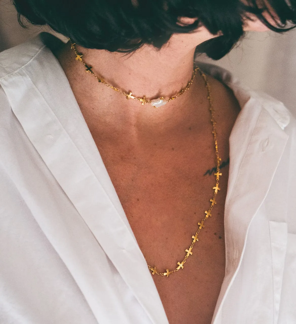 Elise Tsikis Hellenica Nyx collier croix perle doré