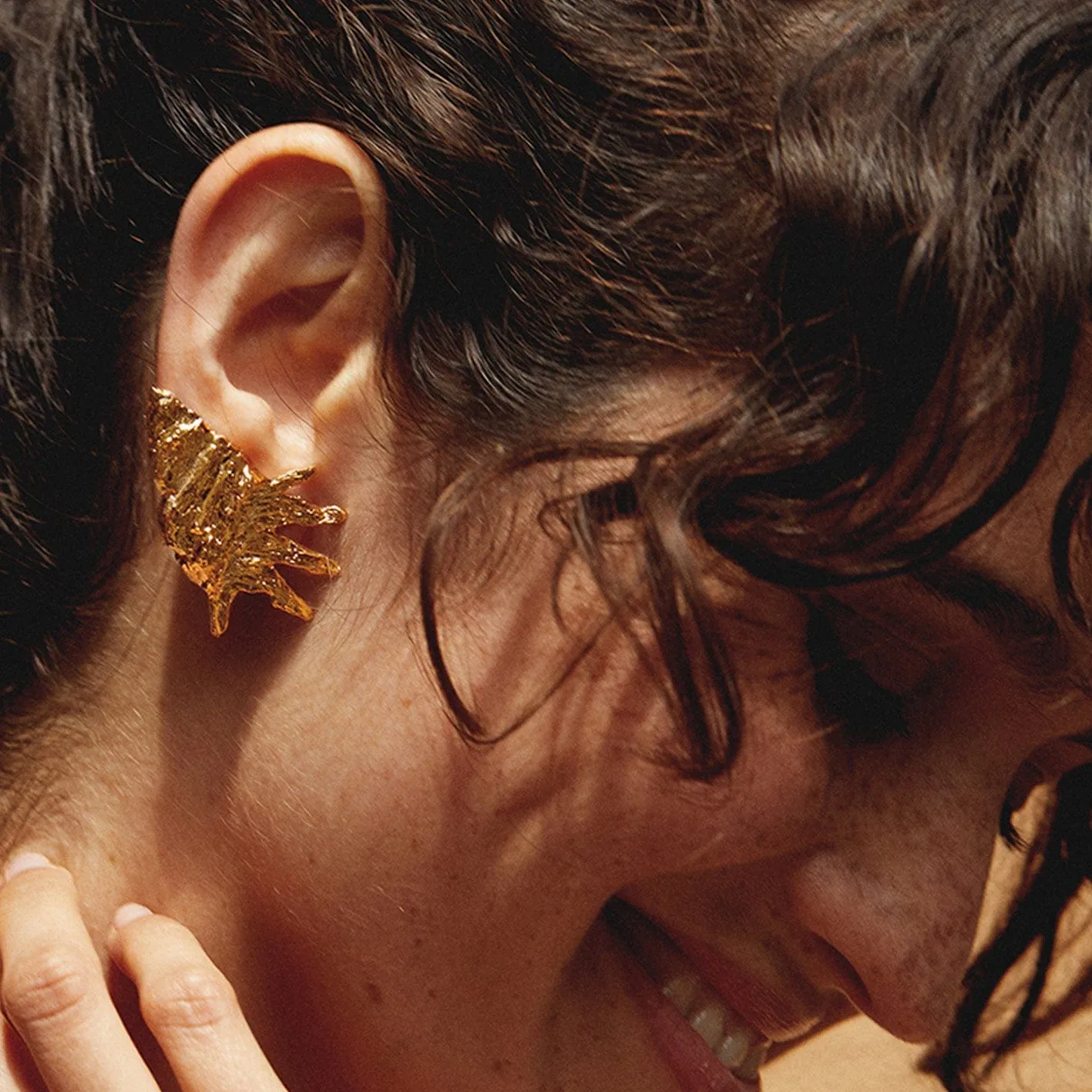 Elise Tsikis boucles d'oreilles Ella coquillage doré