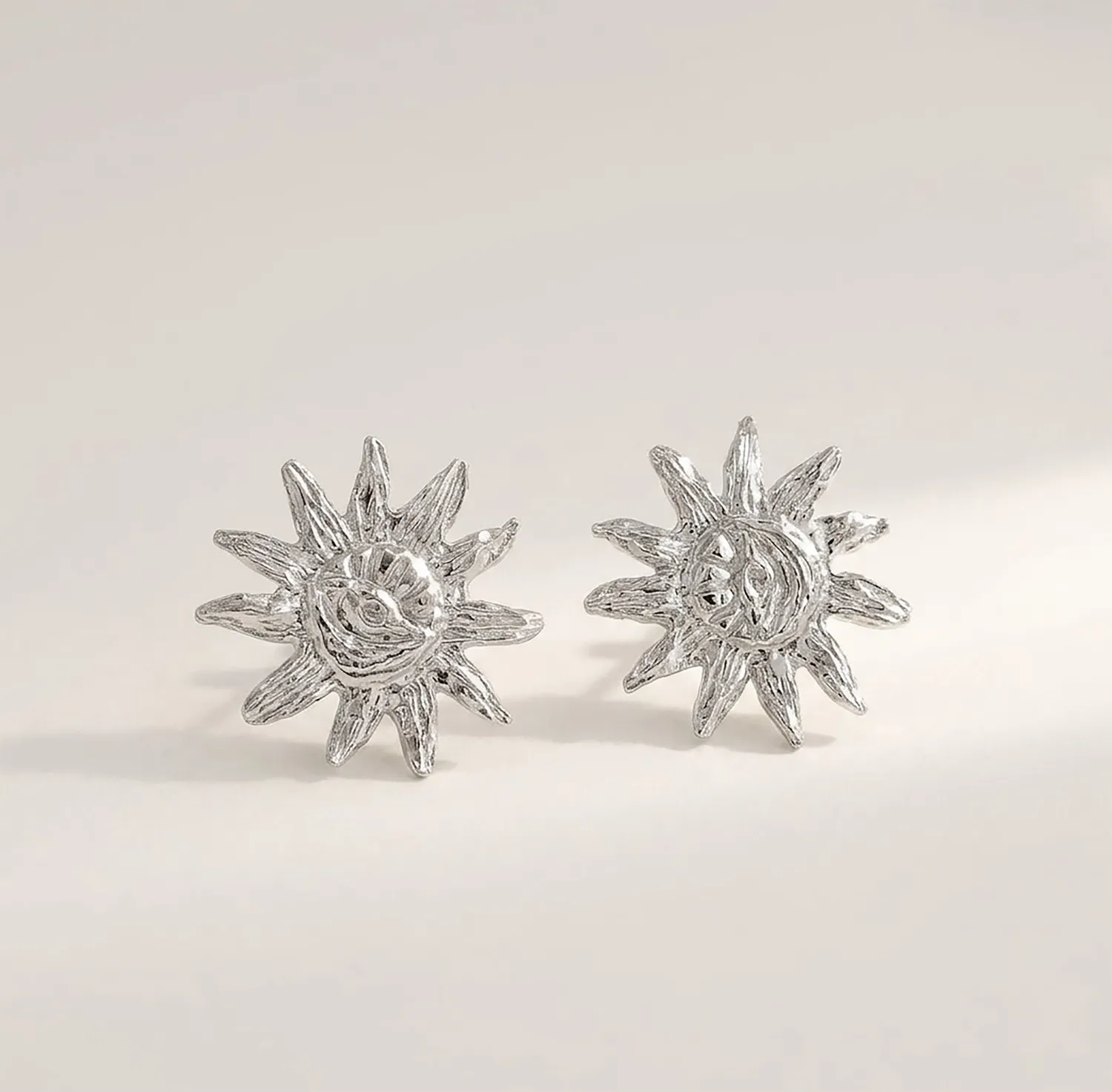 Elise Tsikis Aria boucles d’oreilles soleil or jaune