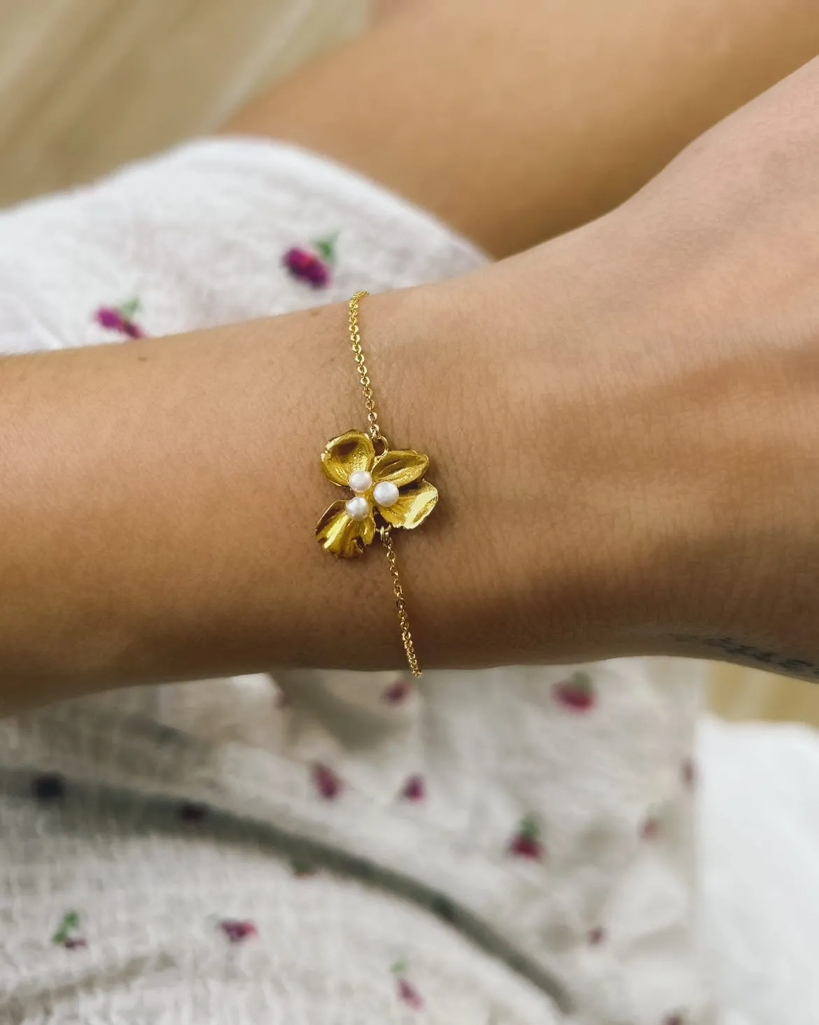 Elise Tsikis Bella Pearl bracelet fleur perles doré