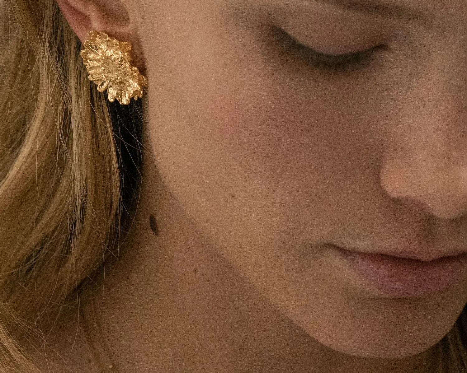Elise Tsikis Melonne Gold boucles fleur tige dorées