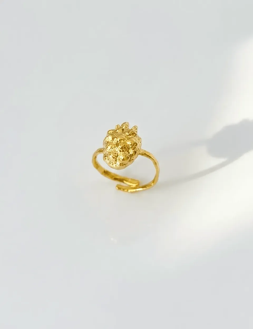 Elise Tsikis Arana bague dorée framboise réglable